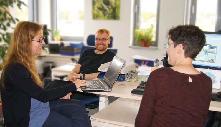 Unsere Redaktionsteam bei der Optimierung eines Webauftritts. Unser Redaktionsteam im Austausch