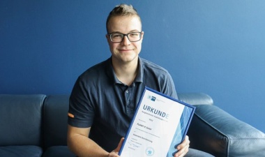 Philipp-mit-unserer-Urkunde.jpg_1877031253 Philipp-mit-unserer-Urkunde.jpg_1877031253
