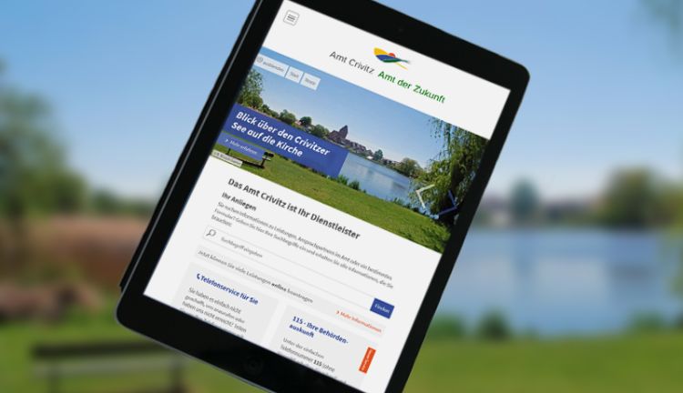 Startseite Website Amt Crivitz auf Tablet vor unscharfem Hintergrund