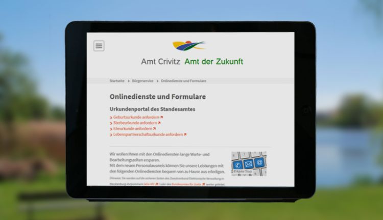 Amt Crivitz - Digitale Behördengänge Onlinedienste und Formulare Website Amt Crivitz auf einem Tablet vor unscharfem Hintergrund