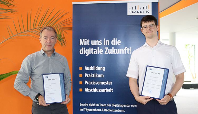 Andreas Scher und Vincent Seltiz Andreas Scher und Vinvent Seltiz halten ihre IHK zu Schwerin Urkunden Ausgezeichneter Ausbildungsbetrieb und Auszeichnung für überdurchschnittliche Leistungen im Ausbildungsberuf