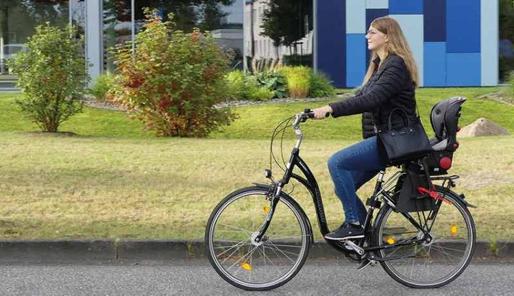 Mitarbeiterin per Fahrrade auf dem Weg zu PLANET IC