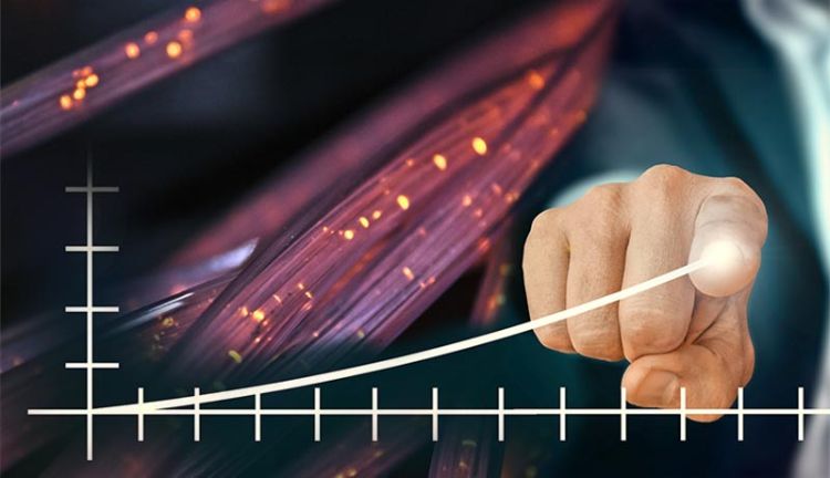 Diagramm mit ansteigendem Graph vor Glasfaserkabeln