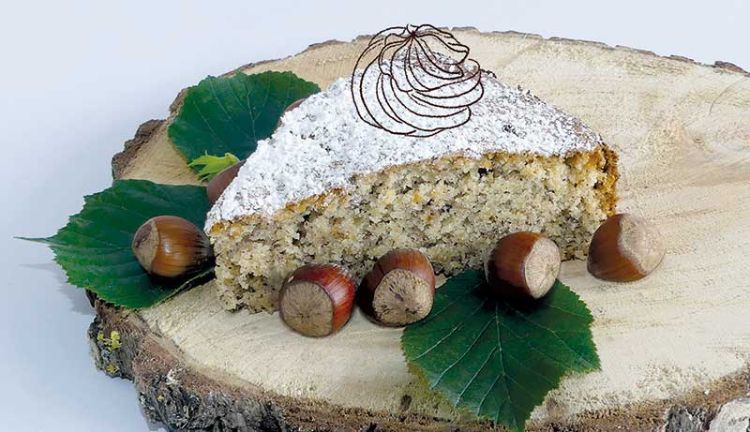 Nusskuchen auf Holzscheibe