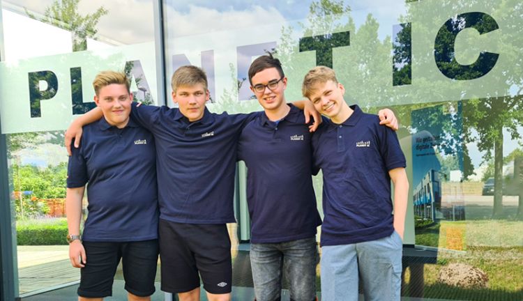 Das Praktikanten-Team! Die Praktikanten vor dem PLANET IC Firmensitz