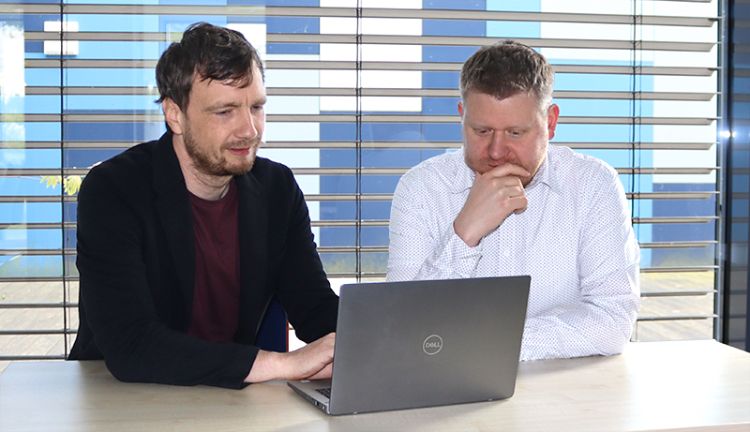 PLANET IC Referenz DKB Carsten Thinius und Norman Brügmann in einer Besprechung vor dem Labtop