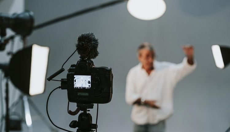 Fotoshooting mit Kamera und Beleuchtung