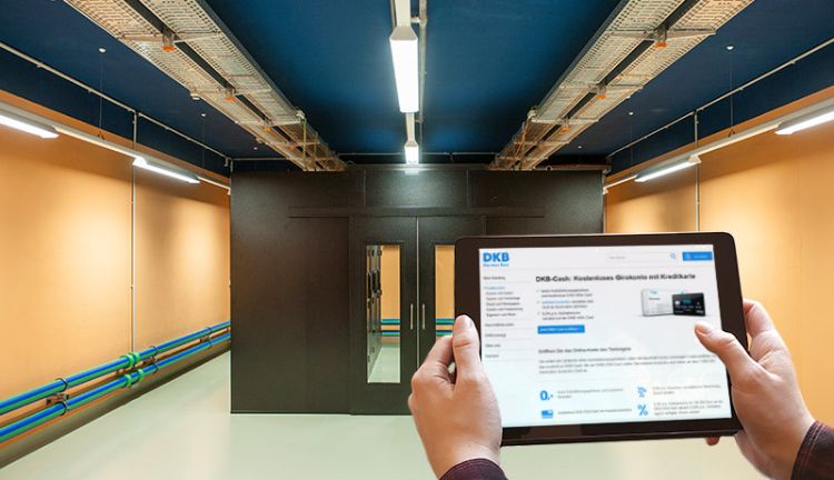 Hosting im PLANET IC Rechenzentrum Serverraum im PLANET IC Rechenzentrum, im Vordergrund ein Tablet mit der DKB-Website