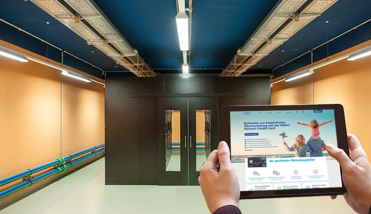 Hosting im PLANET IC Rechenzentrum Serverraum im PLANET IC Rechenzentrum, im Vordergrund ein Tablet mit der Hilton-Credit-Card-Website