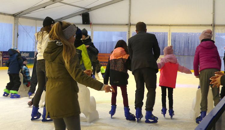 Kinder beim Schlittschuhlaufen mit Oberbürgermeister Badenschier