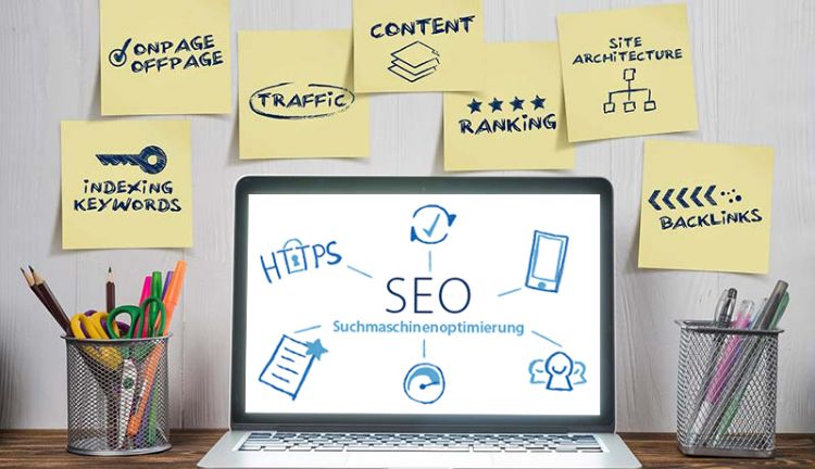 PLANET IC SEO Ranking | Foto: Pixabay/DiggityMarketing Laptop und Notizzettel mit Symbolen SEO Suchmaschinenoptimierung