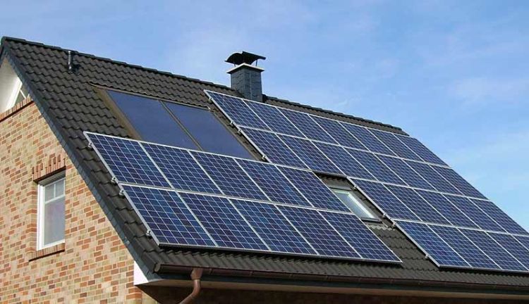 solar-panel Solar Panel auf Einfamilienhausdach