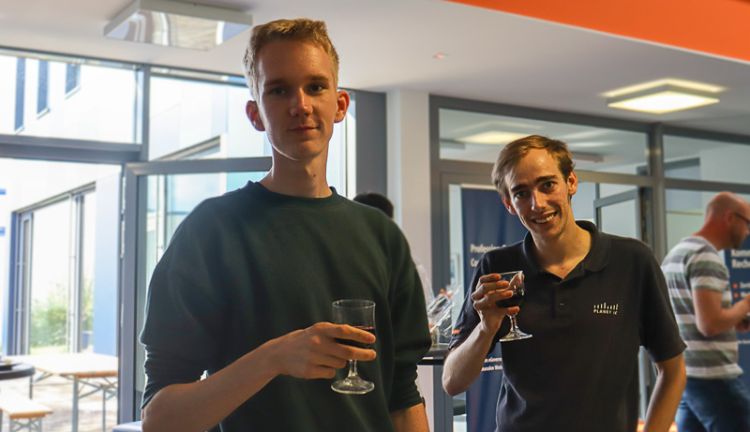 Wir testen den Wein! Wir testen den Wein!