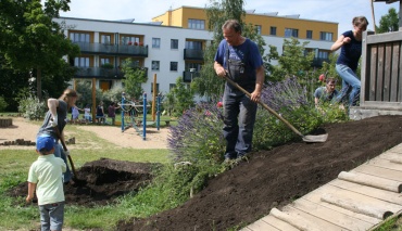 Unsere Mitarbeiter helfen dabei, die Grünflächen der Paten-KITA von PLANET IC zu verschönern.