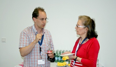 Unterhaltung bei einem kleinen Imbiss in der Kaffeepause beim Bestandskundenworkshop von PLANET IC