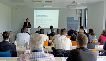 Alexander Balow von PLANET IC referiert beim Bestandskundenworkshop zum Thema Suchmaschinenoptimierung.