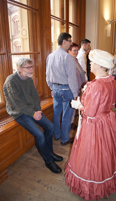 Gäste mit Hofdame beim PLANET IC Familientag 2015 im Schweriner Schloss