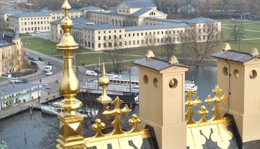 Blick vom Dach des Schweriner Schlosses auf den Marstall