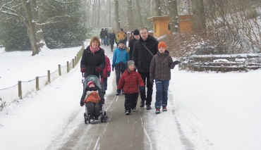 Familie ist unterwegs zum Gasthof am Zoo