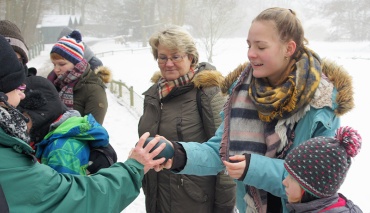 Besucher halten ein Emu-Ei in der Hand