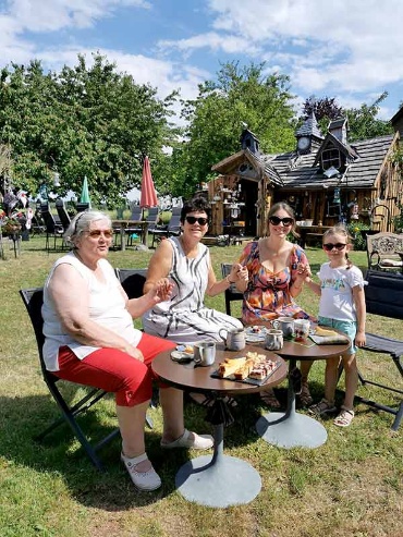 Die vier Hexen im Gartencafé