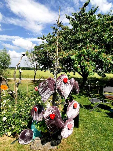 Skurrile Skulptur im Gartencafé