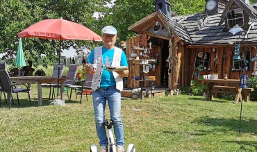 Hexenmeister Wolfgang Woitag serviert auf dem Segway