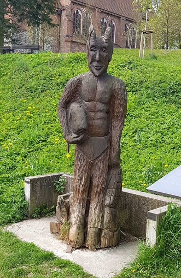 Teufelskulptur aus Holz beim Kolster Zarrentin
