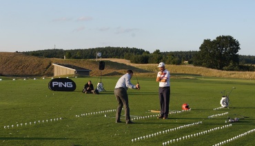 Erster Abschlag auf dem Golfplatz