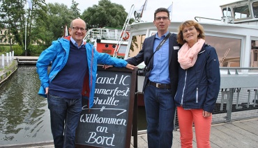 Sommerfest 2016: Vor der Abfahrt am Fähranleger der Weißen Flotte