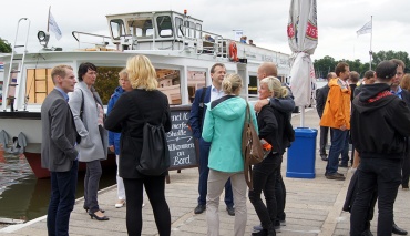 Sommerfest 2016: Gespräche vor Abfahrt am Fähranleger