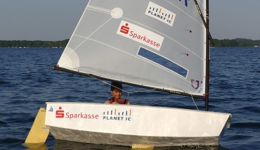 Junge im Segelboot auf dem Schweriner See