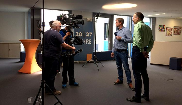 Filmaufnahmen-ndr NDR Crew beim Dreh eines Fernsehbeitrags bei der Firma Planet IC