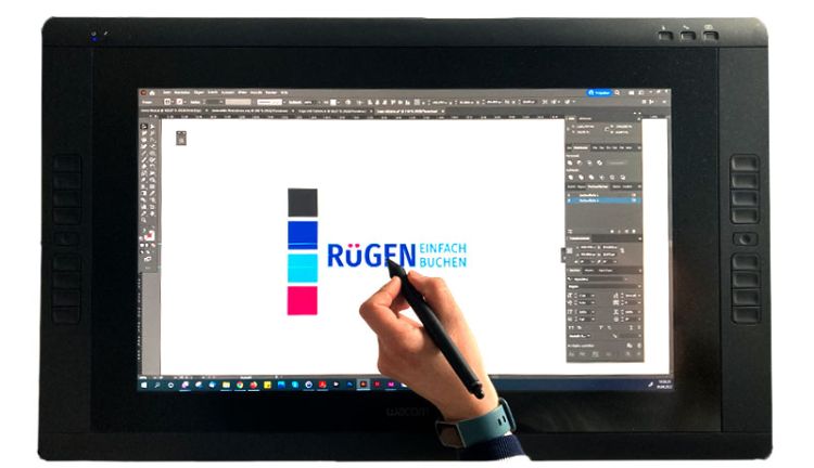 Logodesign Ruegen einfach buchen Logo Ruegen einfach buchen während der kreativen Bearbeitung auf dem Designtablet