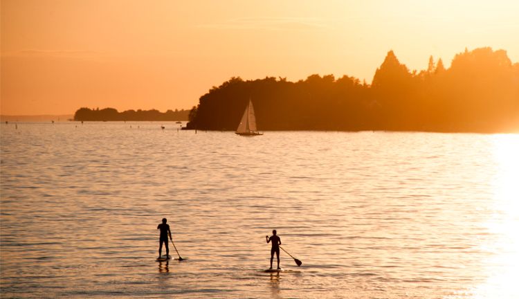 Stand-Up-Paddling im Sonnenuntergang Stand-Up-Paddling im Sonnenuntergang