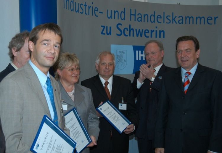 Auszeichnung für langjähriges Engagement in der Berufsausbildung Auszeichnung für langjähriges Engagement in der Berufsausbildung