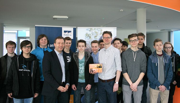 PLANET IC sponsert micro:bit und unterstützt digitales Lernen an der ecolea-Schule Schwerin