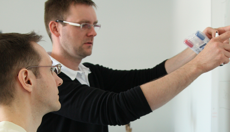 Christian Reitz bei der Projektarbeit mit seinem Kollegen Stefan Pah