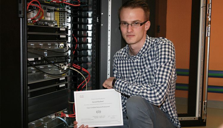 Gérard Kühnel prä­sen­tiert ei­nes sei­ner Cis­co-Zer­ti­fi­ka­te