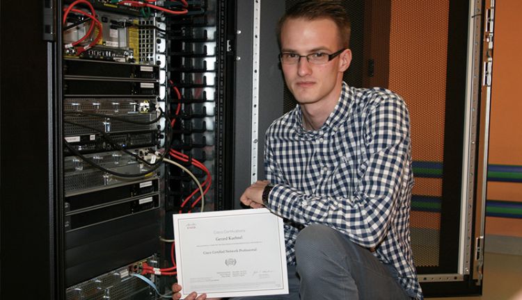 Gérard Kühnel präsentiert eines seiner Cisco-Zertifikate Gérard Kühnel präsentiert eines seiner Cisco-Zertifikate