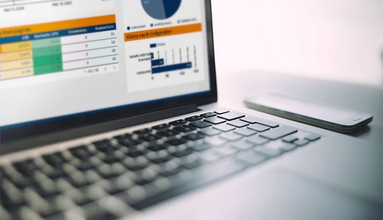 Diakonie Güstrow - Conversion-Tracking mit Google Analytics 4 Laptop auf Schreibtisch mit Bildausschnitt eines Google Analytics 4 Reports