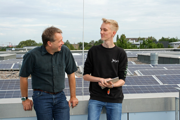 Andreas Scher und Azubi Eric auf dem Dach des PLANET IC Firmengebäudes Andreas Scher und Azubi Eric auf dem Dach des PLANET IC Firmengebäudes