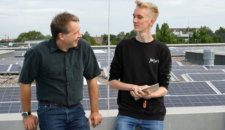 Andreas Scher und unserer Azubi schauen sich die Solaranlage an Andreas Scher und unserer Azubi schauen sich die Solaranlage an