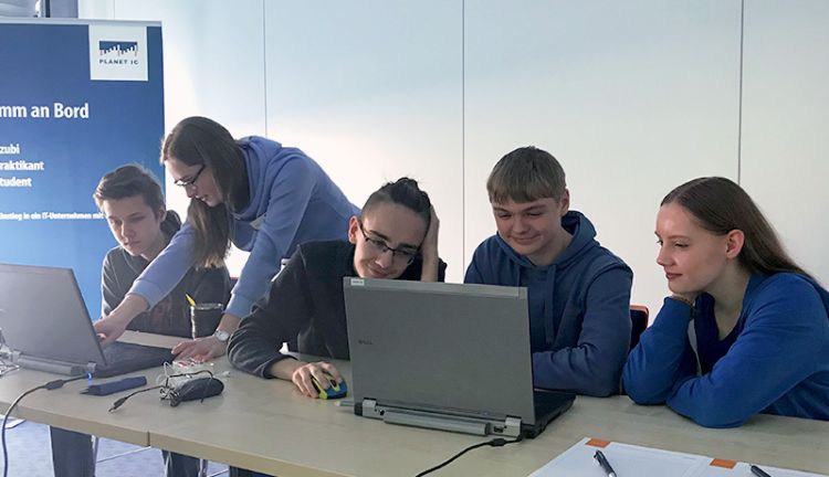 PLANET IC bastelt gemeinsam mit Schülerinnen und Schülern an der neuen Webseite für Goethe-Gymnasium Schwerin