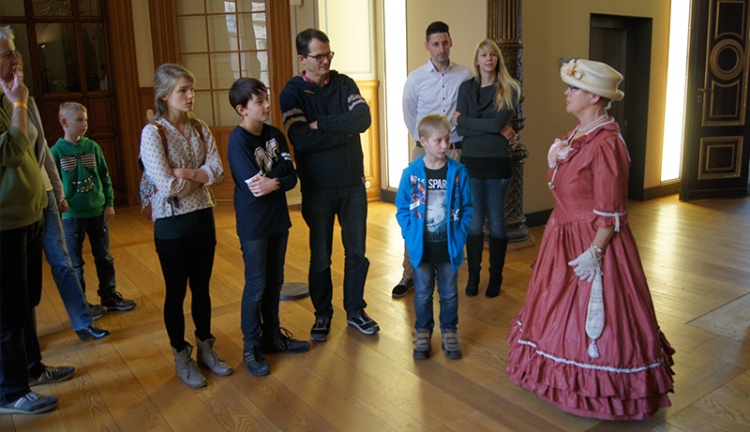 Eine Hofdame begleitete die Gäste beim PLANET IC Familientag 2015 im Schweriner Schloss Eine Hofdame begleitete die Gäste beim PLANET IC Familientag 2015 im Schweriner Schloss