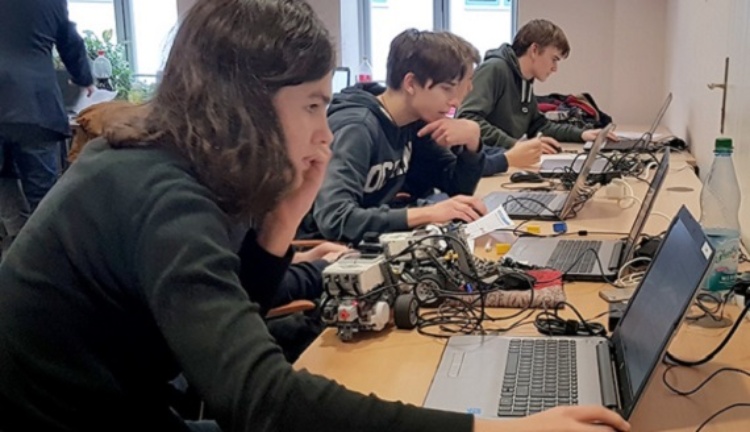 Jugendliche beim Programmieren Jugendliche beim Programmieren