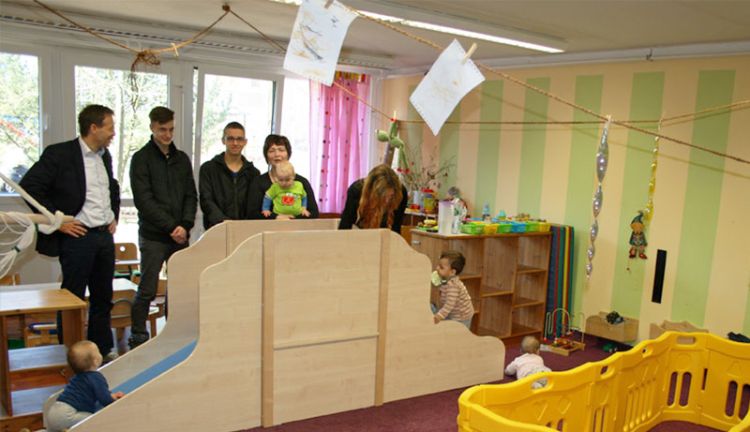 Krippenkinder freuen sich über ihre neue Spielburg Krippenkinder freuen sich über ihre neue Spielburg