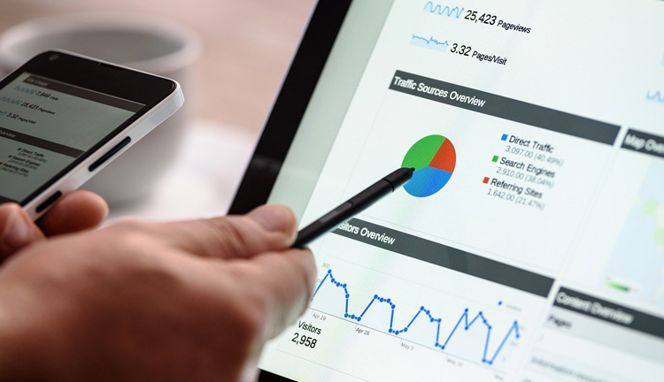 Messbarer Erfolg im Online-Marketing Charts und analytische Daten auf Tablet-Screen