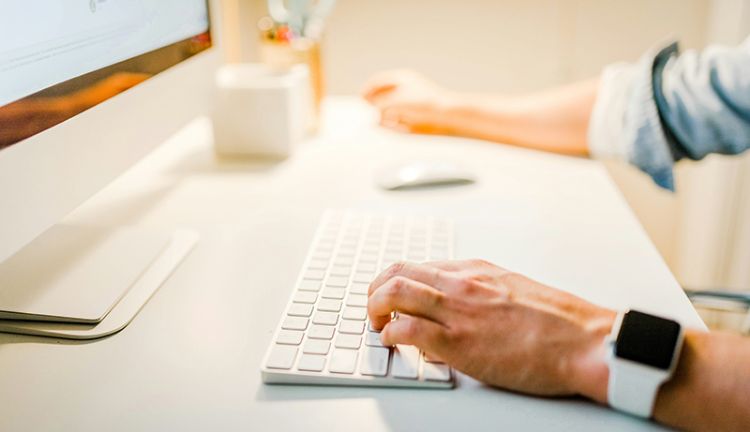 Mann am Computer-Arbeitsplatz Mann sitzt am Computer-Arbeitsplatz