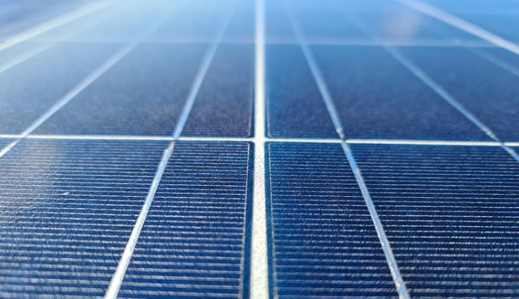 Umweltfreundliches Hosting bei PIC Nahaufnahme der Solarenergie von PLANET IC